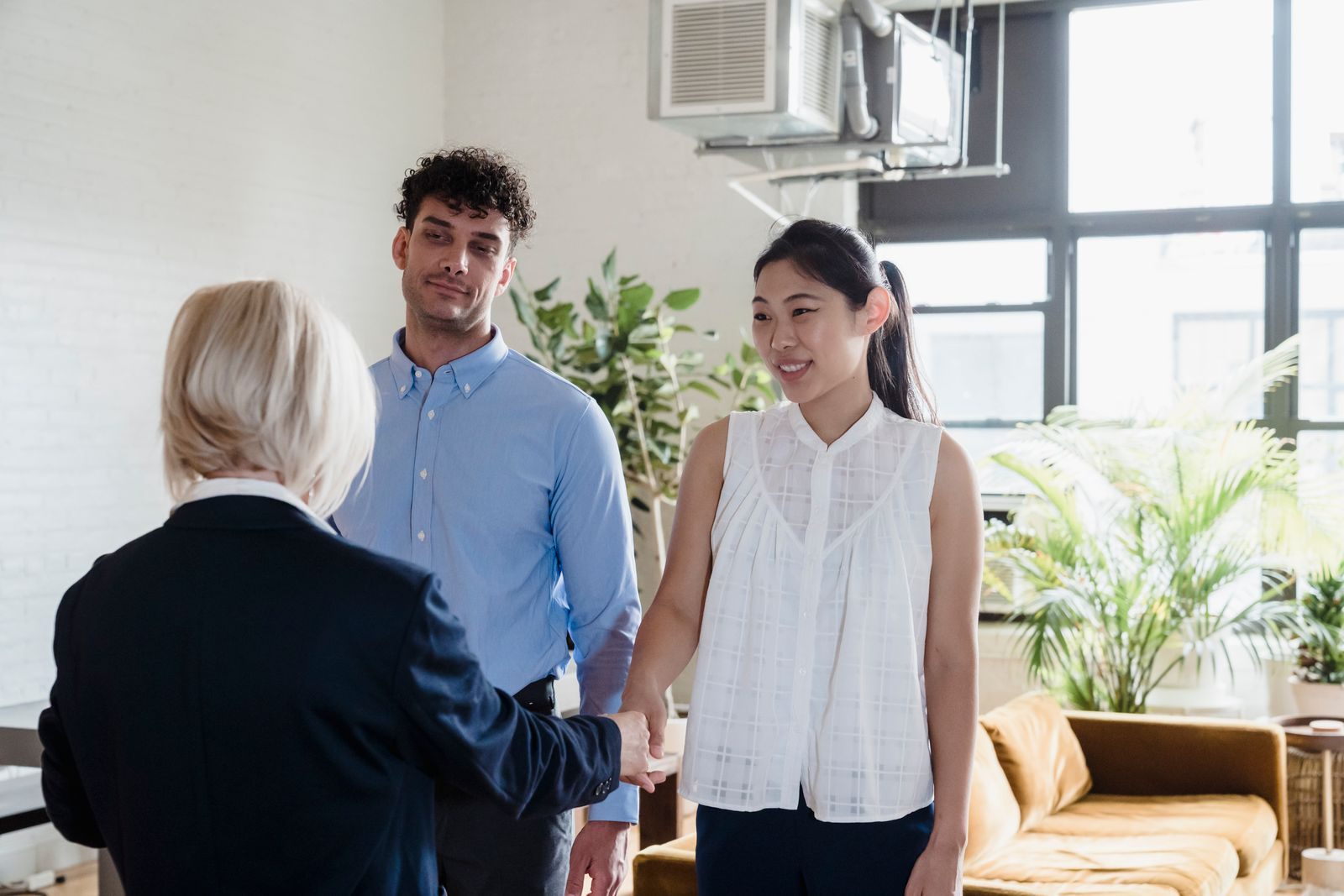 Two travelers shaking hands with an advisor, asking whether you can negotiate cruise prices